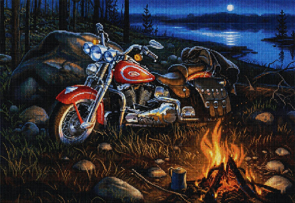 Diamond Painting eines roten Motorrads an einem Lagerfeuer bei Nacht an einem See unter dem Vollmond. Mockup.