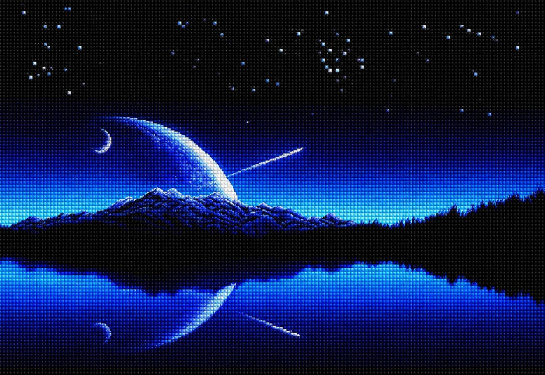 Diamond Painting eines blauen Planetenaufgangs über Bergen, der sich in einem See spiegelt, mit einer Sternschnuppe. Mockup.