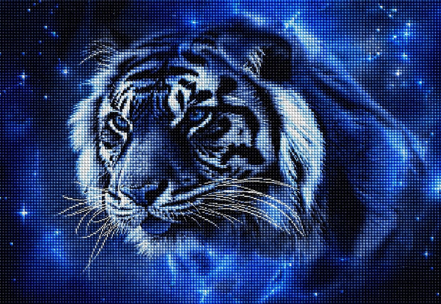 Diamond Painting eines Tigerkopfs, dessen Fell mit blauen Galaxien und leuchtenden Sternen verschmilzt. Mockup.