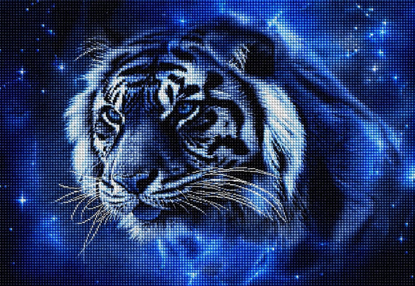 Diamond Painting eines Tigerkopfs, dessen Fell mit blauen Galaxien und leuchtenden Sternen verschmilzt. Mockup.