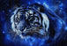 Diamond Painting eines Tigerkopfs, dessen Fell mit blauen Galaxien und leuchtenden Sternen verschmilzt. Mockup.