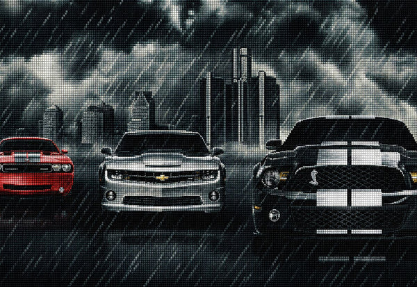 Diamond Painting von drei Muscle-Cars (Camaro, Challenger, Mustang) im Regen vor einer dunklen Stadtskyline. Mockup.