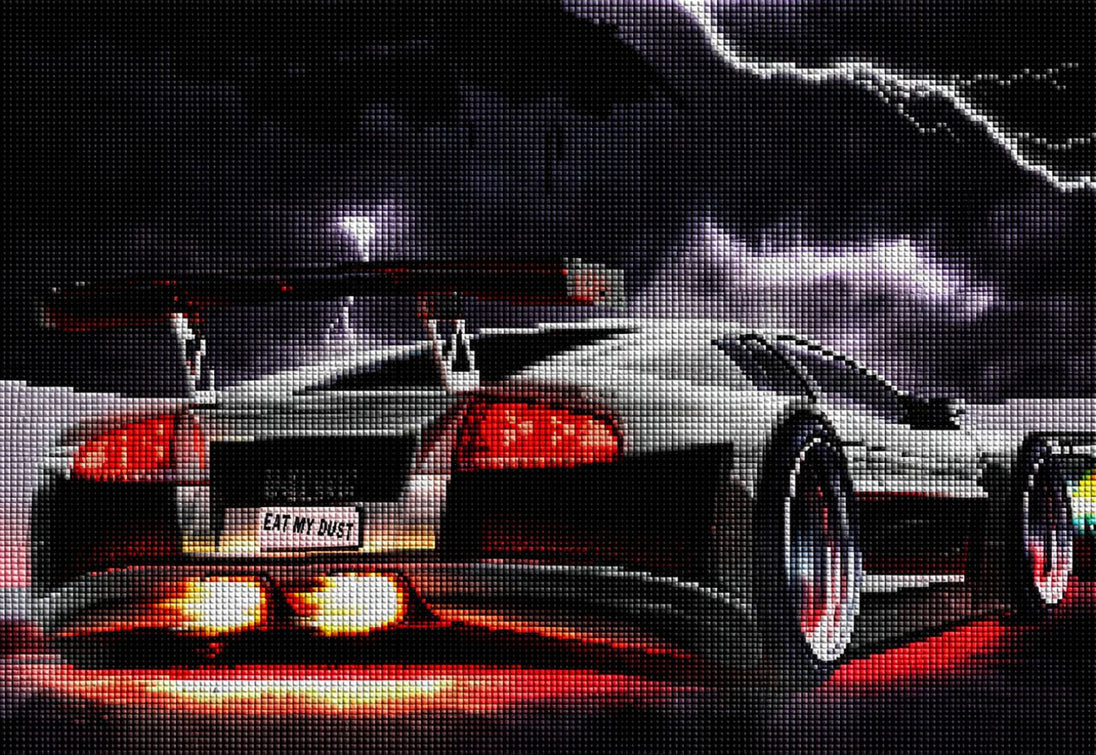 Diamond Painting eines weißen Sportwagens von hinten mit Flammen aus dem Auspuff unter einem Gewitterhimmel. Mockup.
