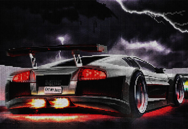 Diamond Painting eines weißen Sportwagens von hinten mit Flammen aus dem Auspuff unter einem Gewitterhimmel. Mockup.