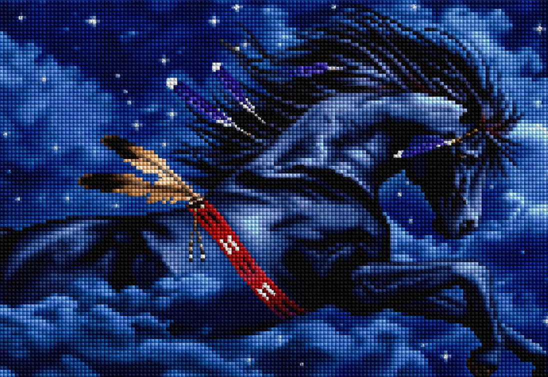 Diamond Painting eines dunklen Pferdes mit Federn in der Mähne, das durch einen blauen Sternenhimmel galoppiert. Mockup.