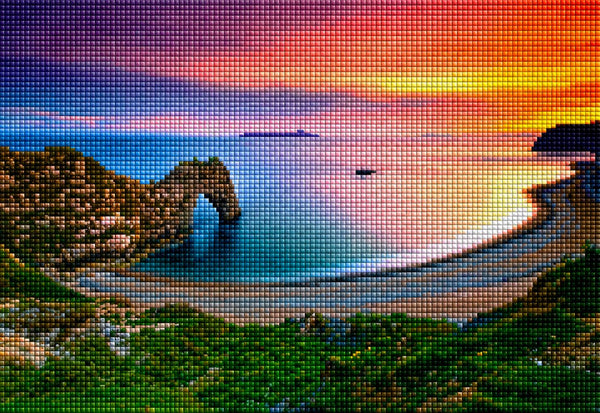 Diamond Painting eines Sonnenuntergangs an einer Bucht mit blauem Wasser, Felsen und grünem Gras. Mockup.