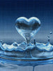 Diamond Painting eines Herzens, das aus einer spritzenden Wasserwelle in klarem Blau geformt wird. Mockup.
