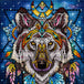 Diamond Painting eines Wolfskopfes mit indigenem Federschmuck, Kristallen und einer Mondsichel im Grafik-Stil. Mockup.