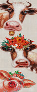 Diamond Painting von zwei Kühen und einem Schwein mit bunten Blumenkränzen auf dem Kopf im Hochformat. Mockup.