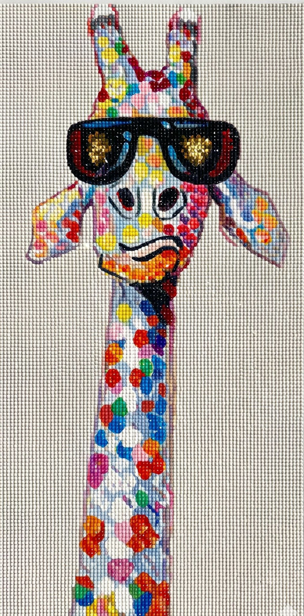 Diamond Painting einer einzelnen Giraffe mit einer schwarzen Sonnenbrille und bunten Farbtupfern auf weißem Grund. Mockup.