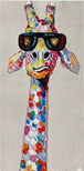 Diamond Painting einer einzelnen Giraffe mit einer schwarzen Sonnenbrille und bunten Farbtupfern auf weißem Grund. Mockup.