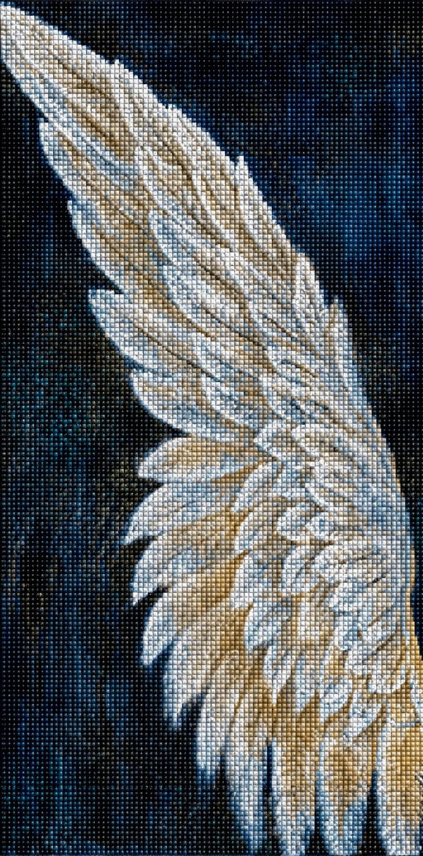 Diamond Painting eines einzelnen weißen Flügels mit goldenen Akzenten auf einem dunklen Hintergrund. Mockup.