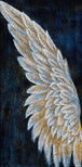Diamond Painting eines einzelnen weißen Flügels mit goldenen Akzenten auf einem dunklen Hintergrund. Mockup.