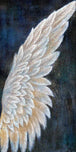 Diamond Painting der linken Seite eines weißen Engelsflügels mit goldenen Schattierungen auf dunklem Grund.