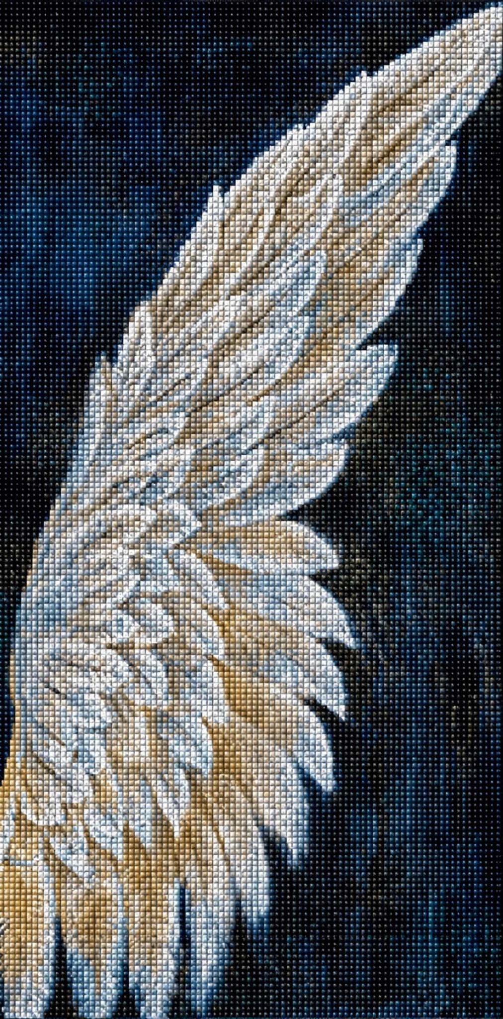 Diamond Painting der linken Seite eines weißen Engelsflügels mit goldenen Schattierungen auf dunklem Grund. Mockup.