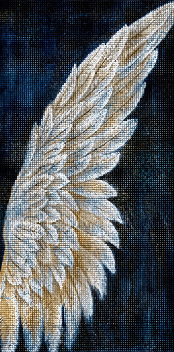 Diamond Painting der linken Seite eines weißen Engelsflügels mit goldenen Schattierungen auf dunklem Grund. Mockup.