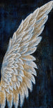 Diamond Painting der linken Seite eines weißen Engelsflügels mit goldenen Schattierungen auf dunklem Grund. Mockup.