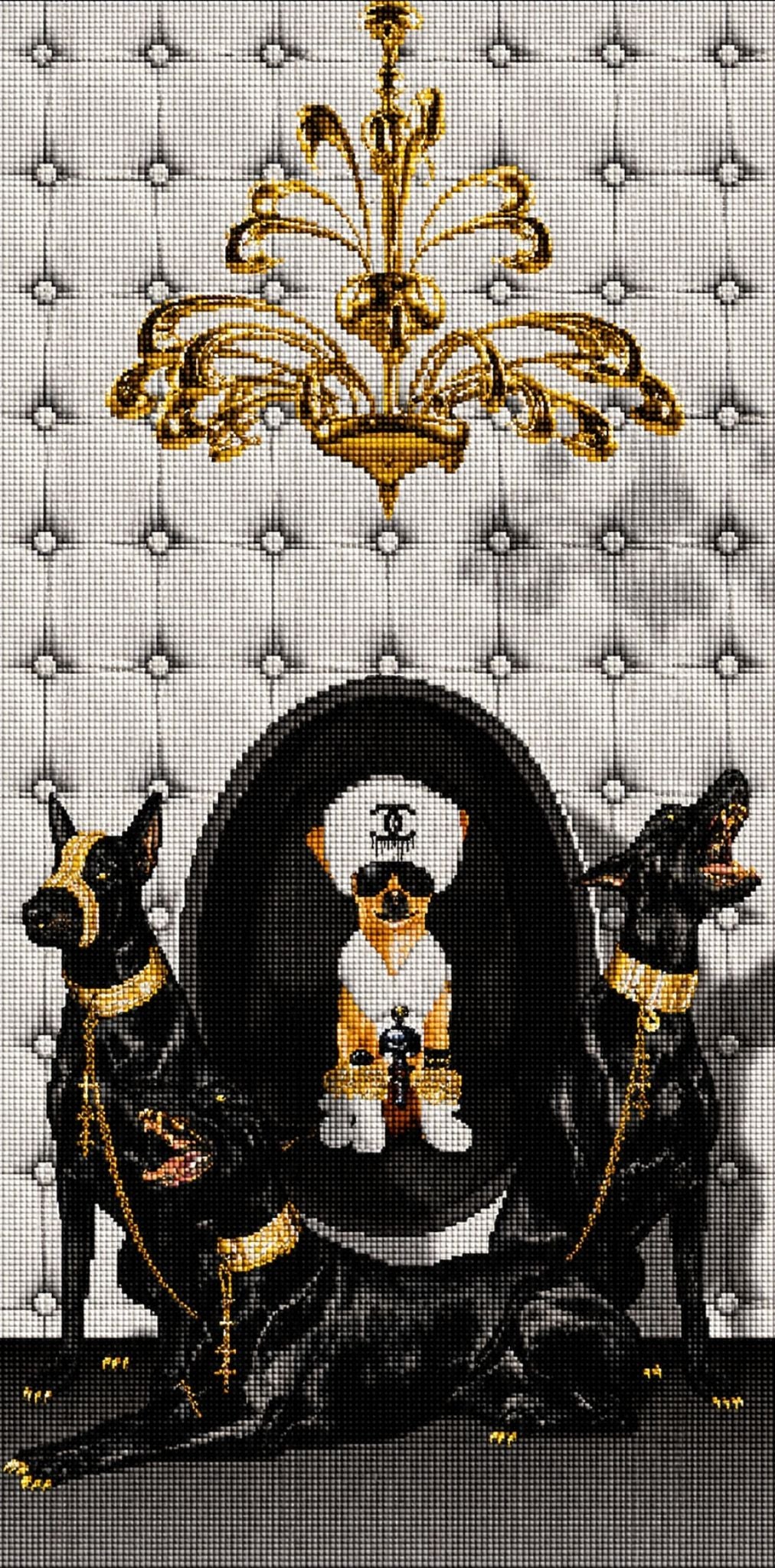Diamond Painting von drei schwarzen Dobermännern und einem Chihuahua unter einem goldenen Kronleuchter. Mockup.