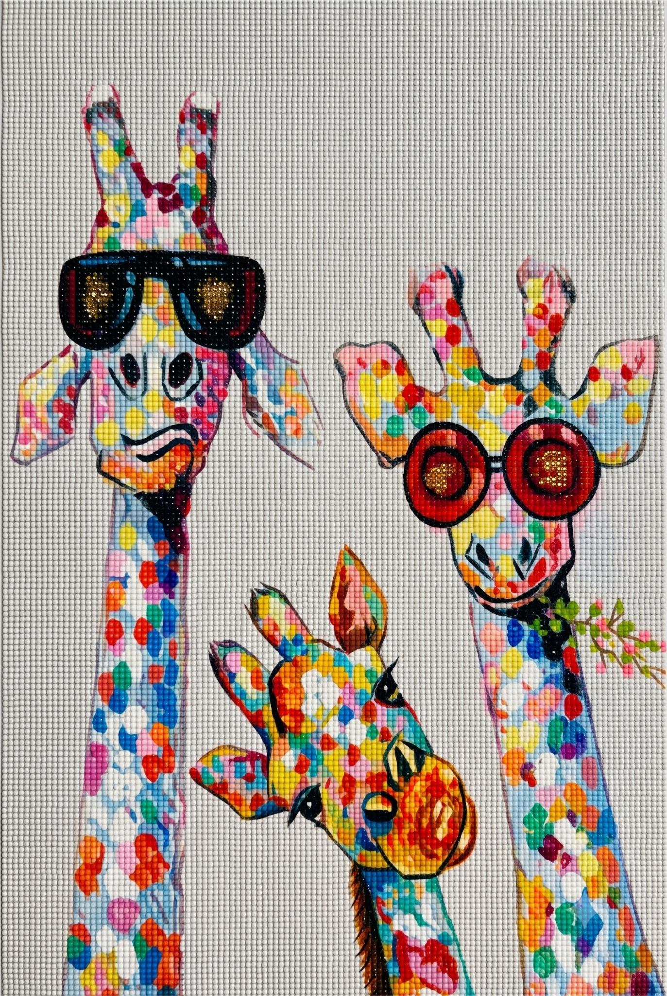 Diamond Painting von drei Giraffen mit Sonnenbrillen und bunten Farbpunkten auf weißem Hintergrund. Mockup.