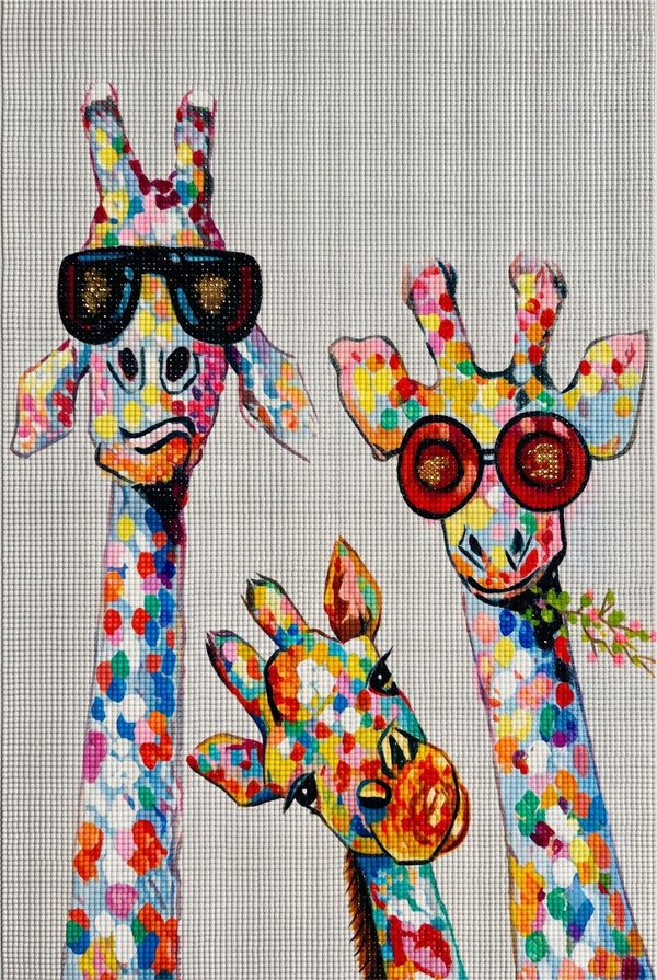 Diamond Painting von drei Giraffen mit Sonnenbrillen und bunten Farbpunkten auf weißem Hintergrund. Mockup.