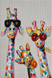 Diamond Painting von drei Giraffen mit Sonnenbrillen und bunten Farbpunkten auf weißem Hintergrund. Mockup.