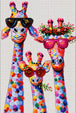 Diamond Painting von drei Giraffen mit Sonnenbrillen und bunten Farbpunkten auf weißem Hintergrund. Mockup.