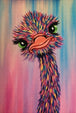 Diamond Painting eines niedlichen Straußenbabys mit großen grünen Augen vor einem rosa-blauen Hintergrund. Mockup.