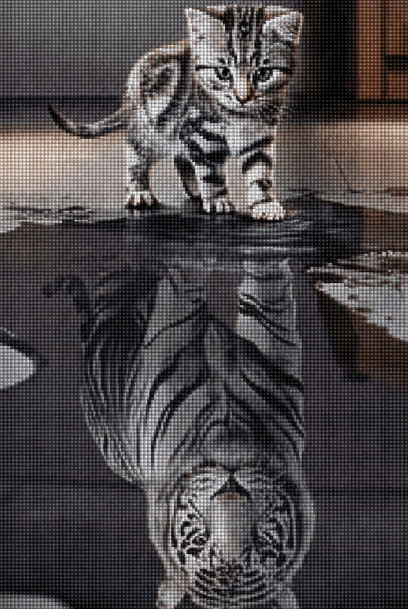 Diamond Painting einer kleinen Katze, die in eine Pfütze blickt und darin einen Tiger als Spiegelbild sieht. Mockup.