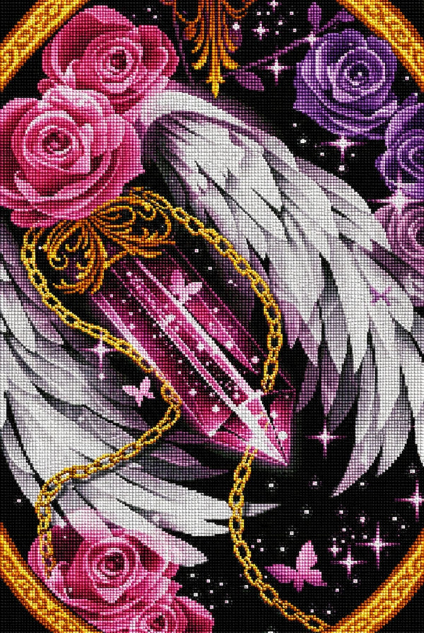Diamond Painting eines großen rosa Kristalls mit Engelsflügeln, Rosen und Schmetterlingen auf schwarzem Grund. Mockup.