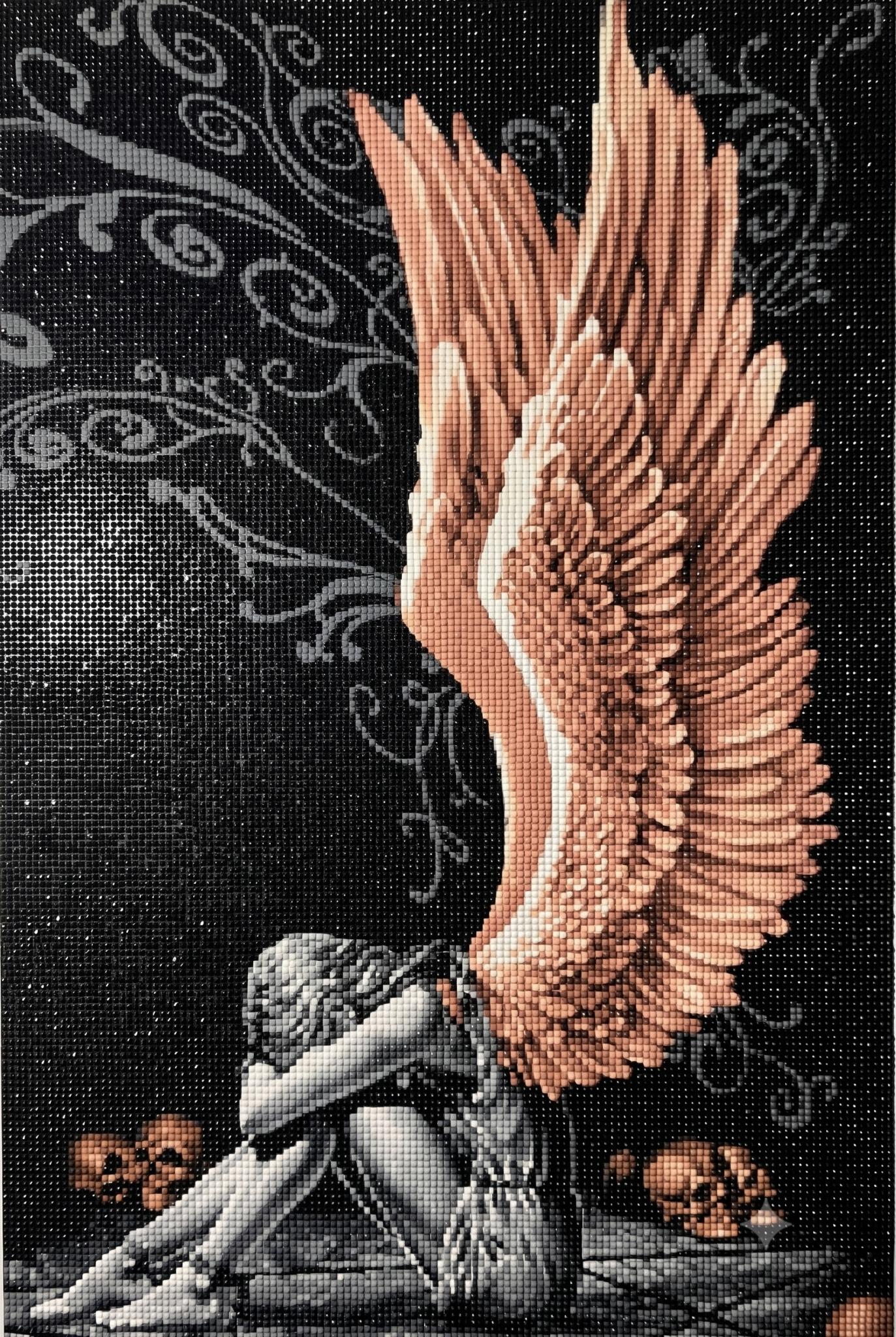 Diamond Painting eines trauernden Engels mit großen pfirsichfarbenen Flügeln und Totenköpfen auf schwarzem Grund. Mockup.
