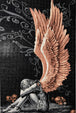 Diamond Painting eines trauernden Engels mit großen pfirsichfarbenen Flügeln und Totenköpfen auf schwarzem Grund. Mockup.