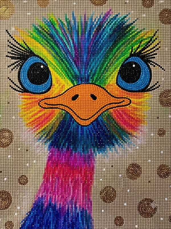 Diamond Painting eines bunten Straußenkopfs mit großen blauen Augen vor einem beige gepunkteten Hintergrund. Mockup.