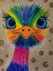 Diamond Painting eines bunten Straußenkopfs mit großen blauen Augen vor einem beige gepunkteten Hintergrund. Mockup.