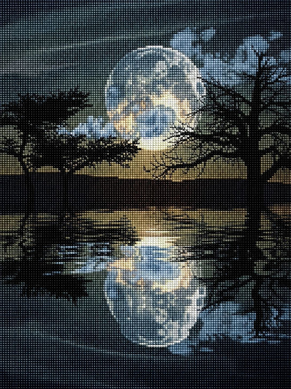 Diamond Painting mit Vollmond über stillem See und spiegelnder Wasseroberfläche bei Nacht. Mockup.