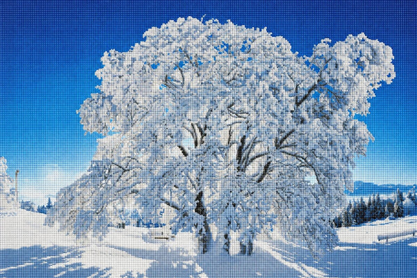 Diamond Painting mit verschneitem Winterbaum unter blauem Himmel in einer schneebedeckten Landschaft. Mockup.