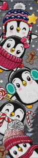 Diamond Painting von mehreren Pinguinen mit Mützen, Schals und winterlichen Süßigkeiten im Hochformat. Mockup.