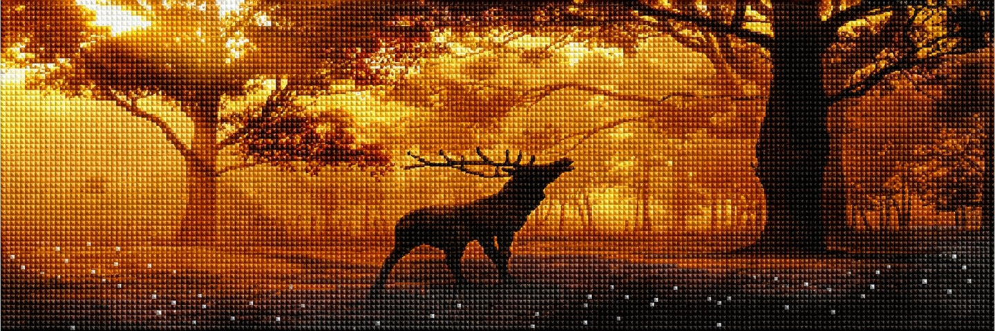 Diamond Painting eines röhrenden Hirsches im nebligen Wald bei goldenem Sonnenlicht. Mockup.