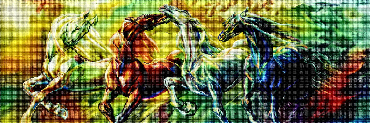 Diamond Painting von vier Pferden in verschiedenen Farben, die dynamisch durch eine grüne Landschaft galoppieren. Mockup.