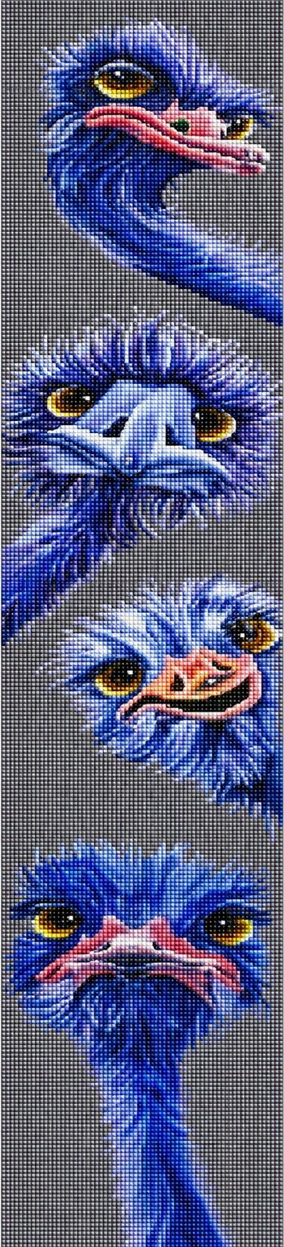 Diamond Painting von vier blauen Straußenköpfen mit großen Augen in vertikaler Anordnung auf grauen Grund. Mockup.
