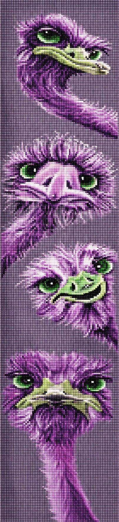 Diamond Painting von vier fliederfarbige Straußenköpfen mit großen Augen in vertikaler Anordnung auf grau-lila Grund. Mockup.