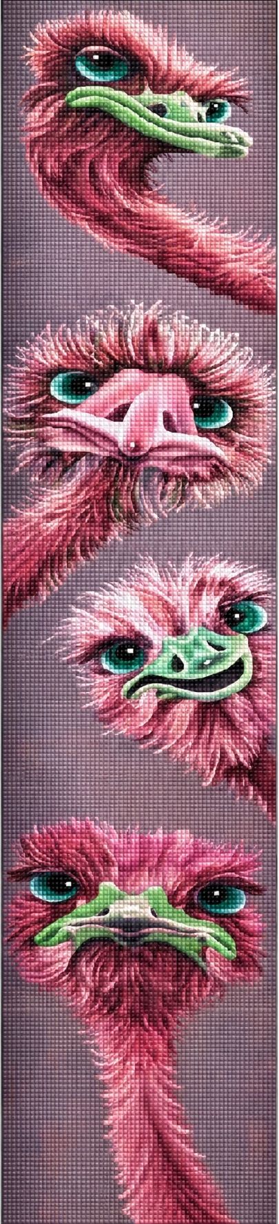 Diamond Painting von vier rosé farbigen Straußenköpfen mit großen Augen in vertikaler Anordnung auf grau-rosa Grund. Mockup.