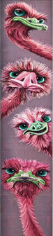 Diamond Painting von vier rosé farbigen Straußenköpfen mit großen Augen in vertikaler Anordnung auf grau-rosa Grund. Mockup.