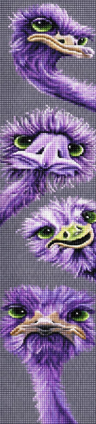 Diamond Painting von vier violetten Straußenköpfen mit großen Augen in vertikaler Anordnung auf grauem Grund. Mockup.