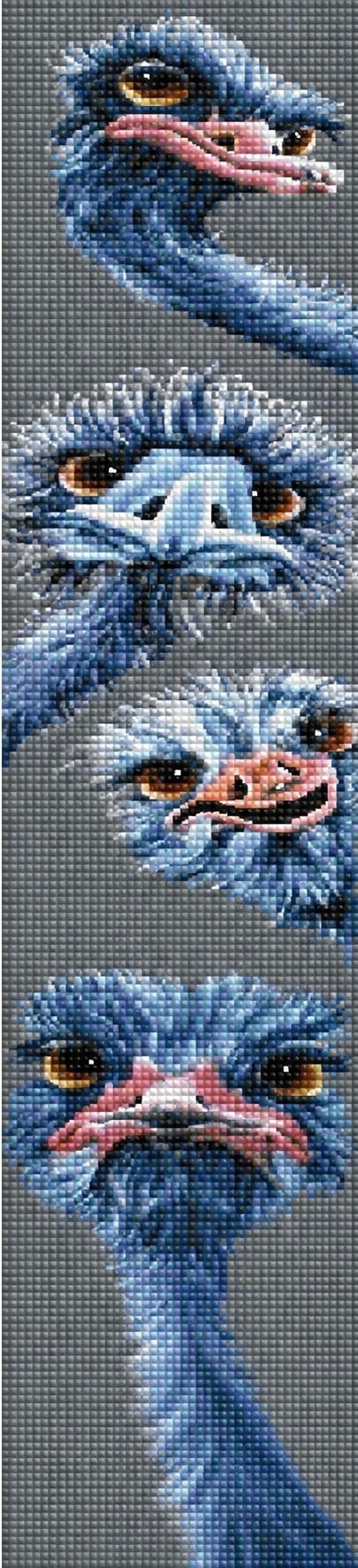 Diamond Painting von vier blauen Straußenköpfen mit großen Augen in vertikaler Anordnung auf grauem Grund. Mockup.