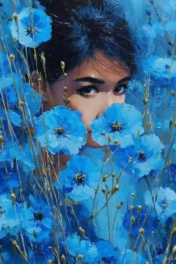 Diamond Painting blaue Mohnfrau mit intensivem Blick und floraler Kulisse