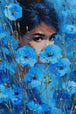 Diamond Painting blaue Mohnfrau mit intensivem Blick und floraler Kulisse