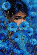 Diamond Painting blaue Mohnfrau mit intensivem Blick und floraler Kulisse Mockup