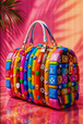 Diamond Painting mit bunter Handtasche, farbigen Streifen, Knöpfen und Symbolen vor pinkem Hintergrund Mockup