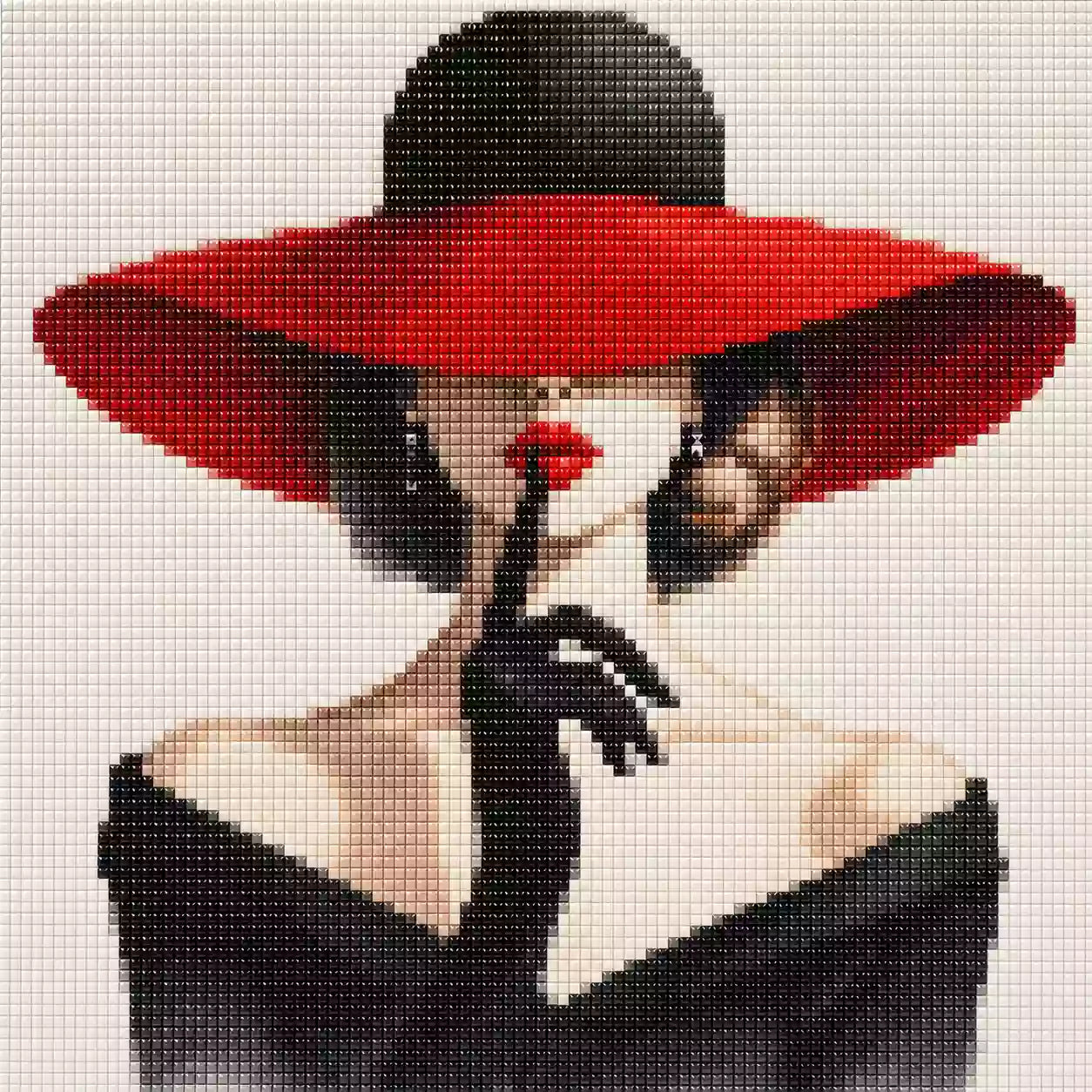 Diamond Painting mit Dame, breitem rotem Hut, schwarzem Kleid, Handschuh und Finger vor den Lippen, Mockup, Pixelvorschau