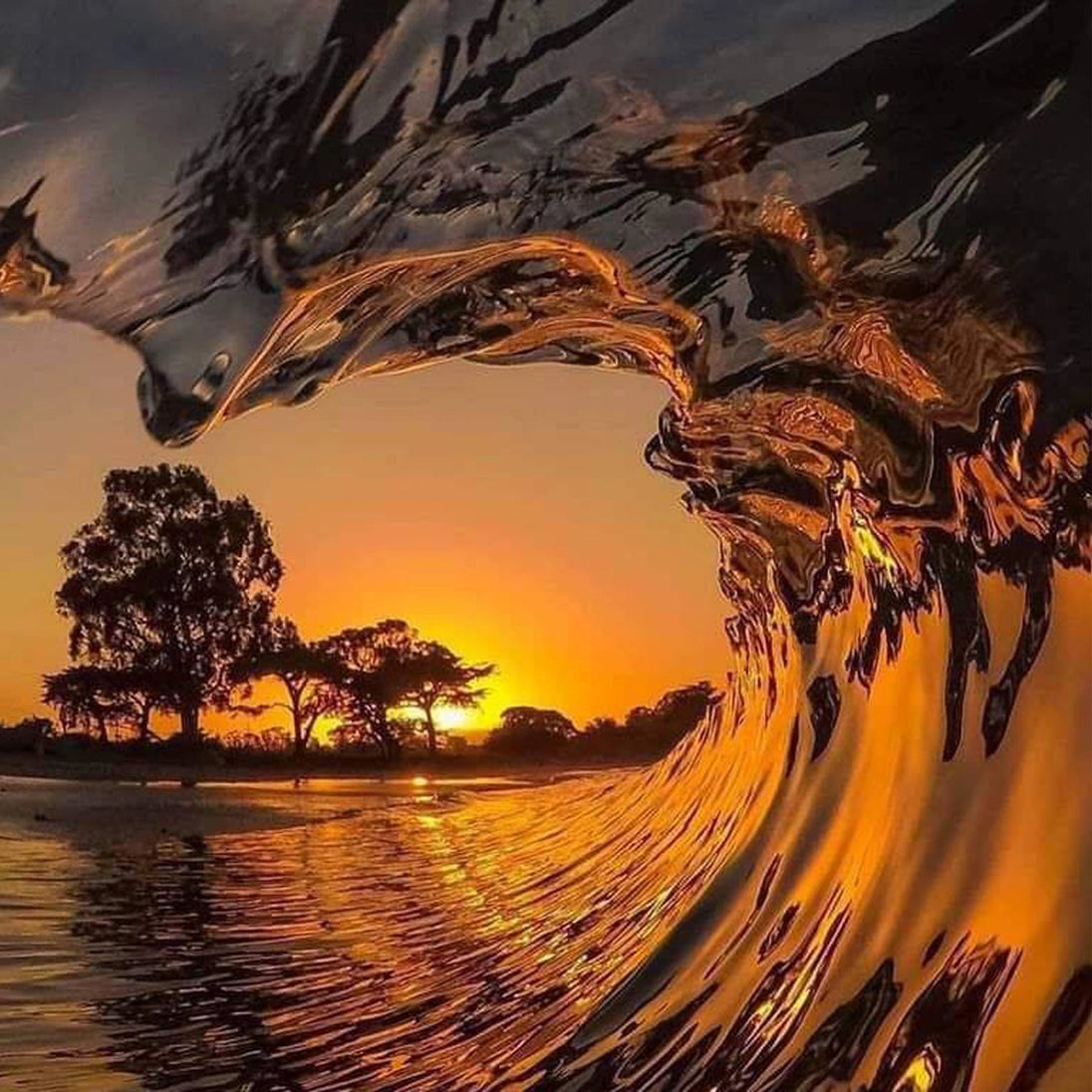 Diamond Painting mit Drachenwelle, orangefarbenem Sonnenuntergang, Wasser und dunklen Bäumen